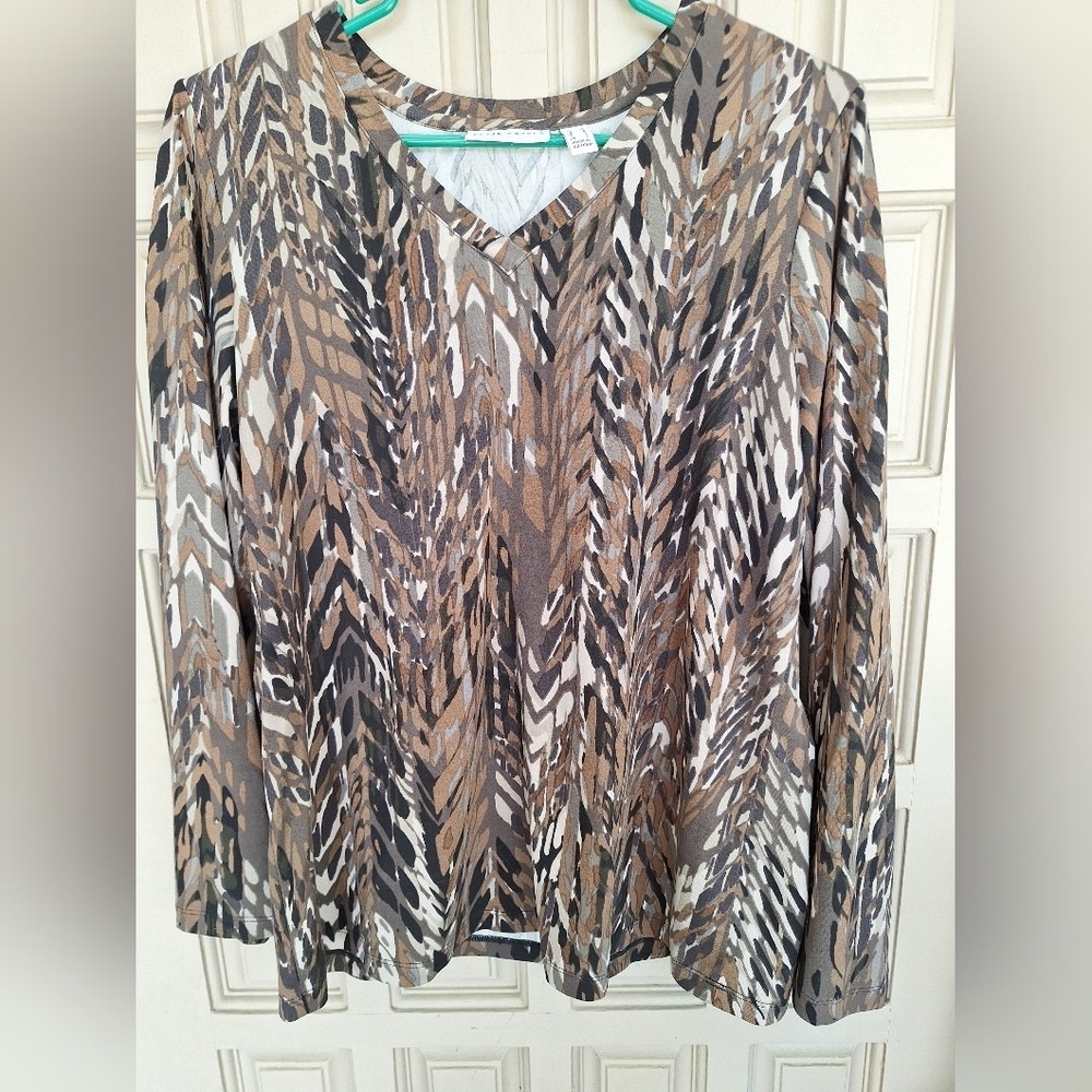 Susan Graver Pullover SzM Stretch Knit Long Sleeves Neutral Colors V Neck